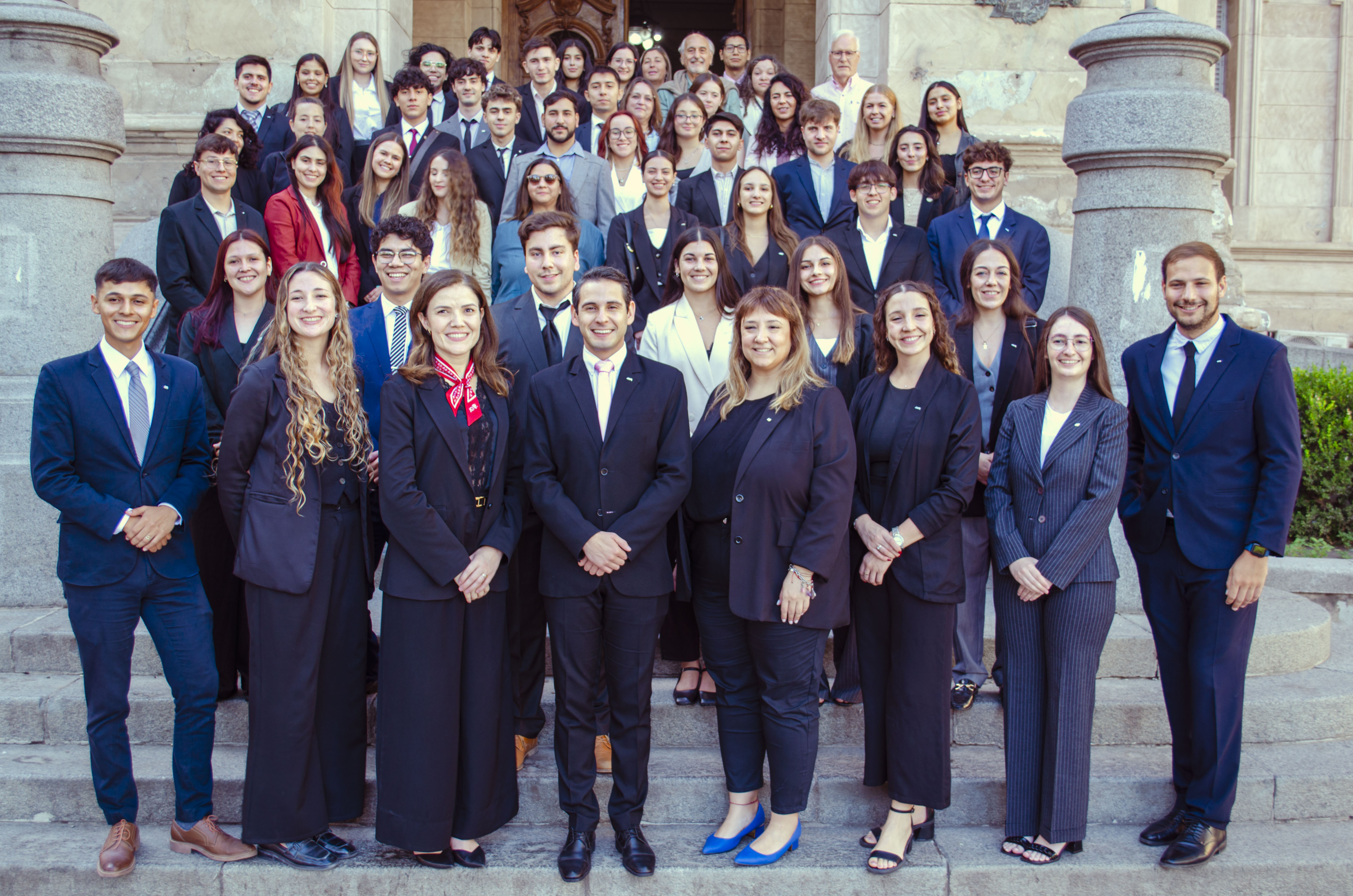 Jóvenes profesionales colaborando